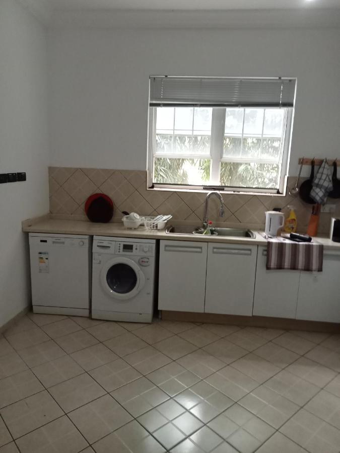 Апартаменты Tricia'S Place - One Family At A Time Аккра Экстерьер фото